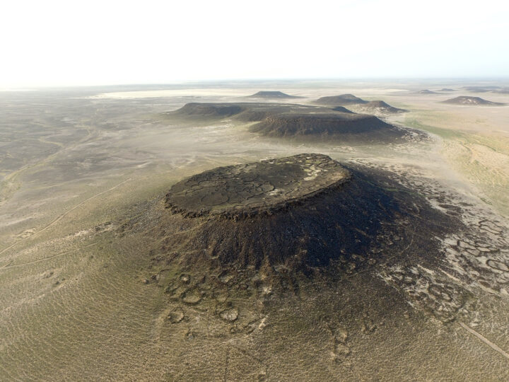 Aerial view of Wadi al-Qattafi mesas, M-4 (Maitland’s Mesa) in the foreground. (Photo by A. C. Hill.)